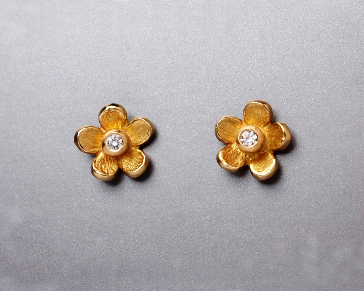 Brincos de Ouro com diamante redondo em flor cinzelados - Joalharia Miguel Almada